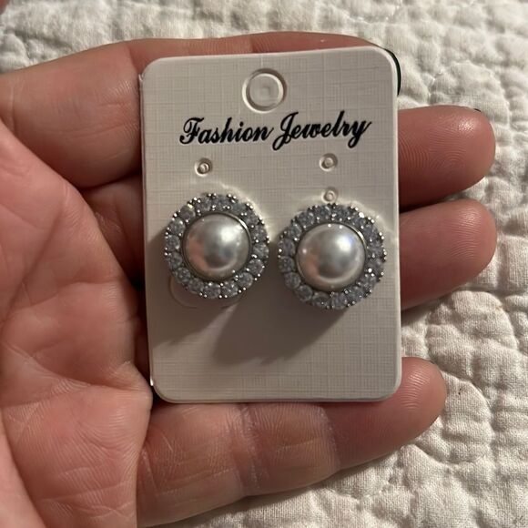 New Clip Earrings - Picture 1 of 2